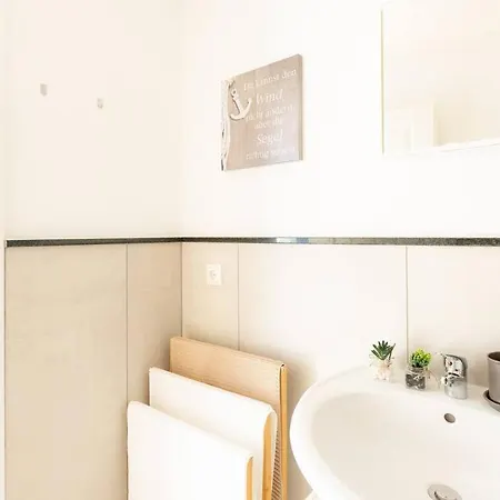 - Sea Center & Parking Spaces & Kingsize Bett - Central Station Hbf -