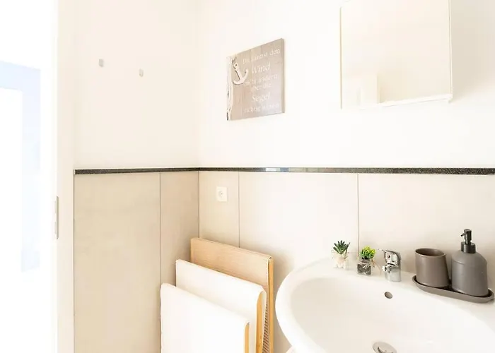 - Sea Center & Parking Spaces & Kingsize Bett - Central Station Hbf -